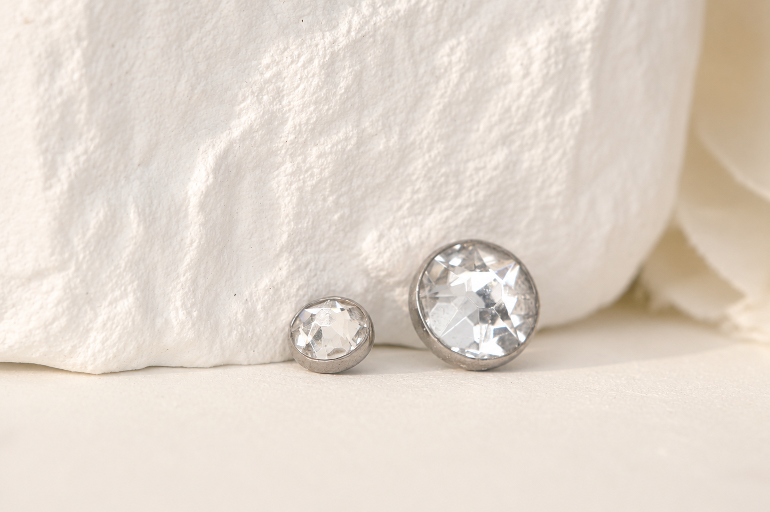 16g Flat Faceted in Titanium
