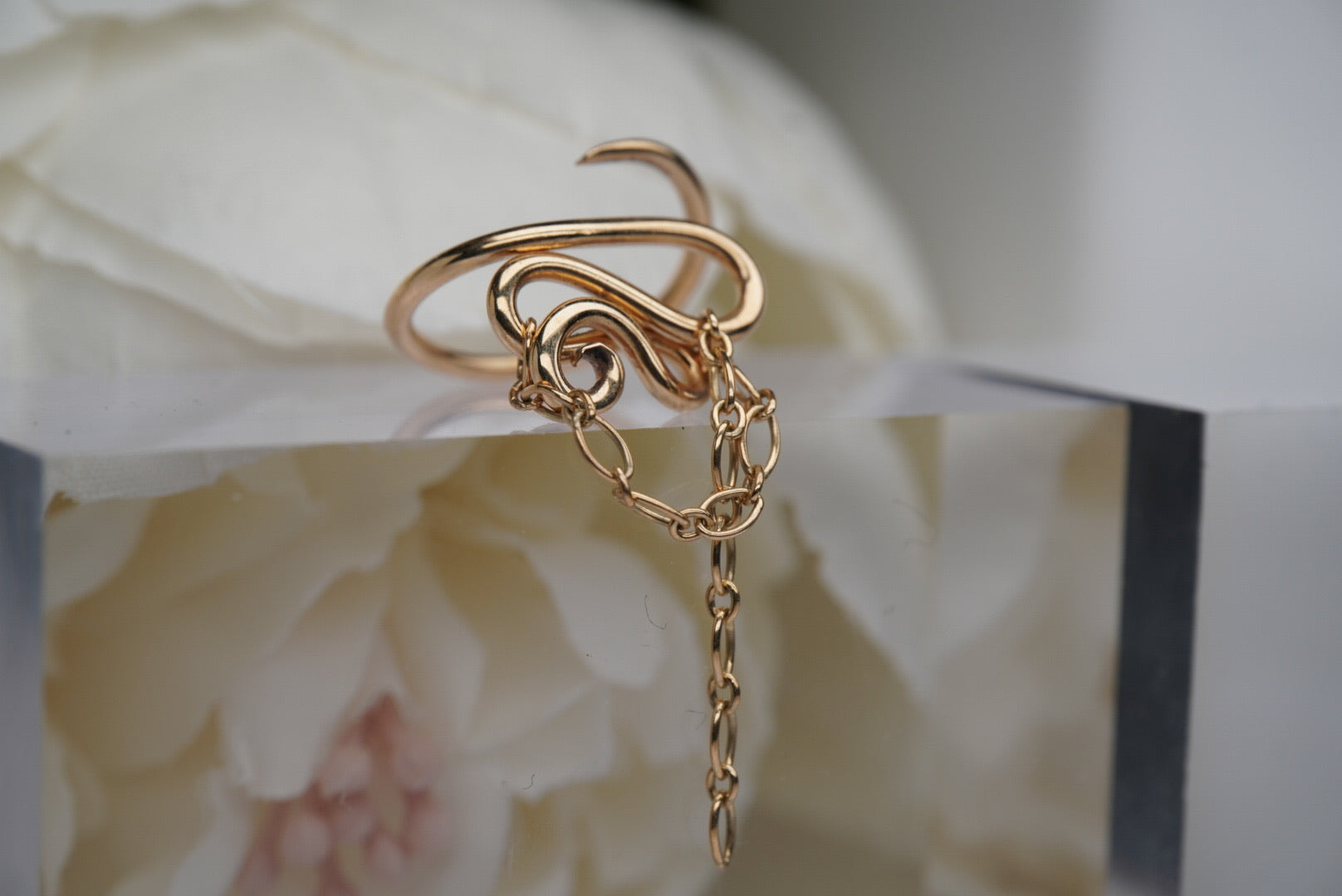Swirl with Chain in Yellow Gold