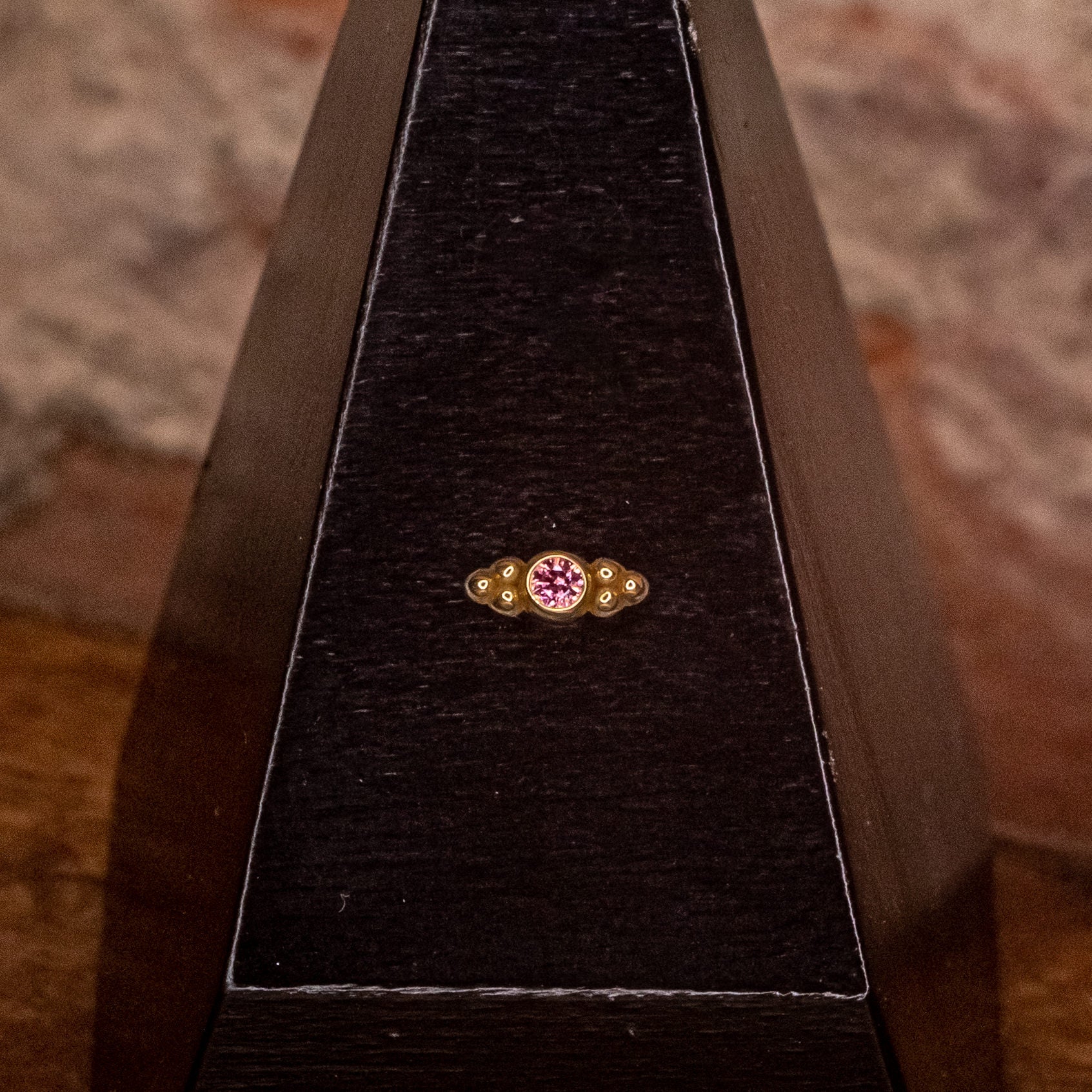 6-Bead Accent in Yellow Gold (Dark pink)