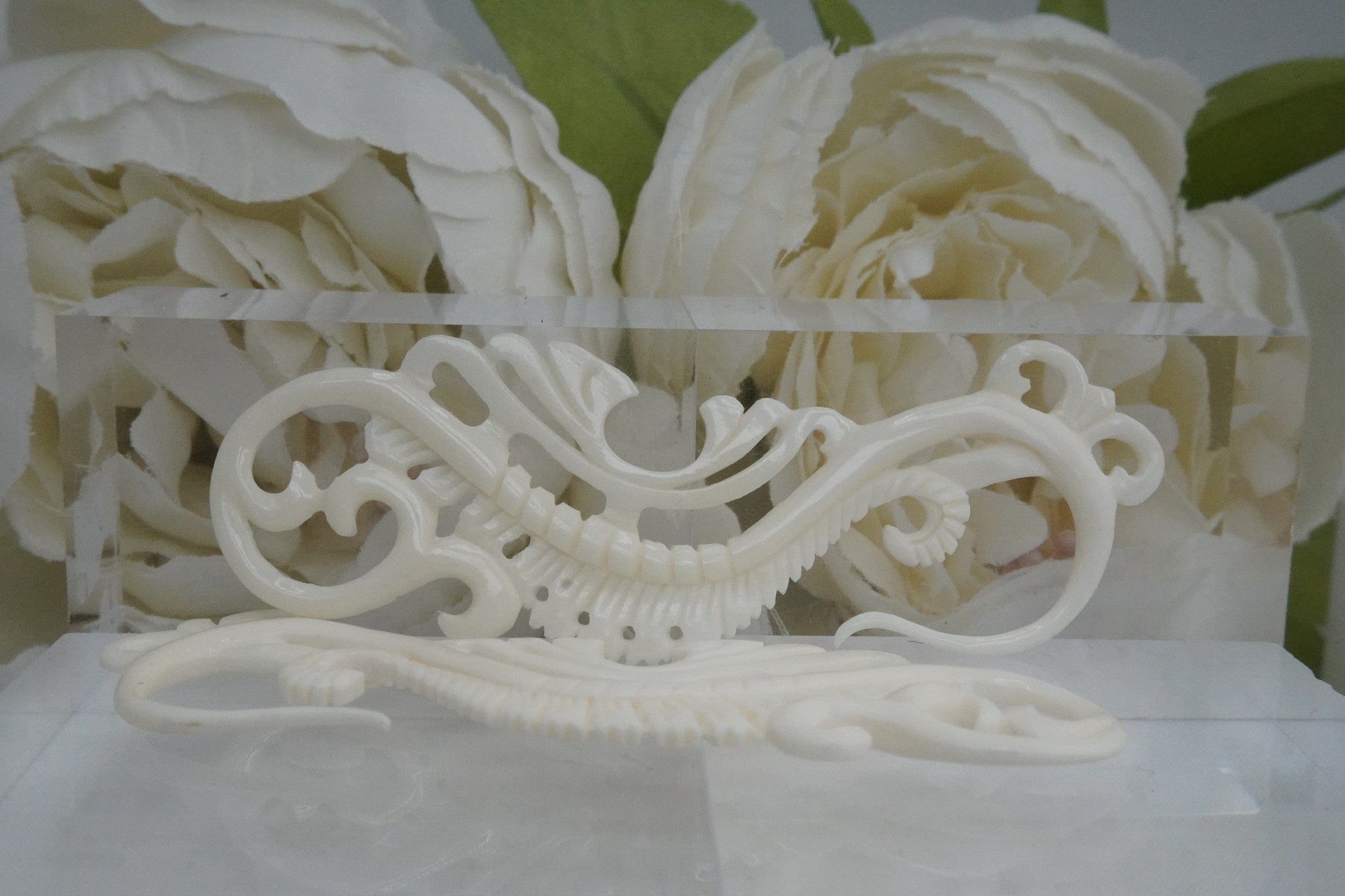Filigree Seahorses in White Horn - 10g