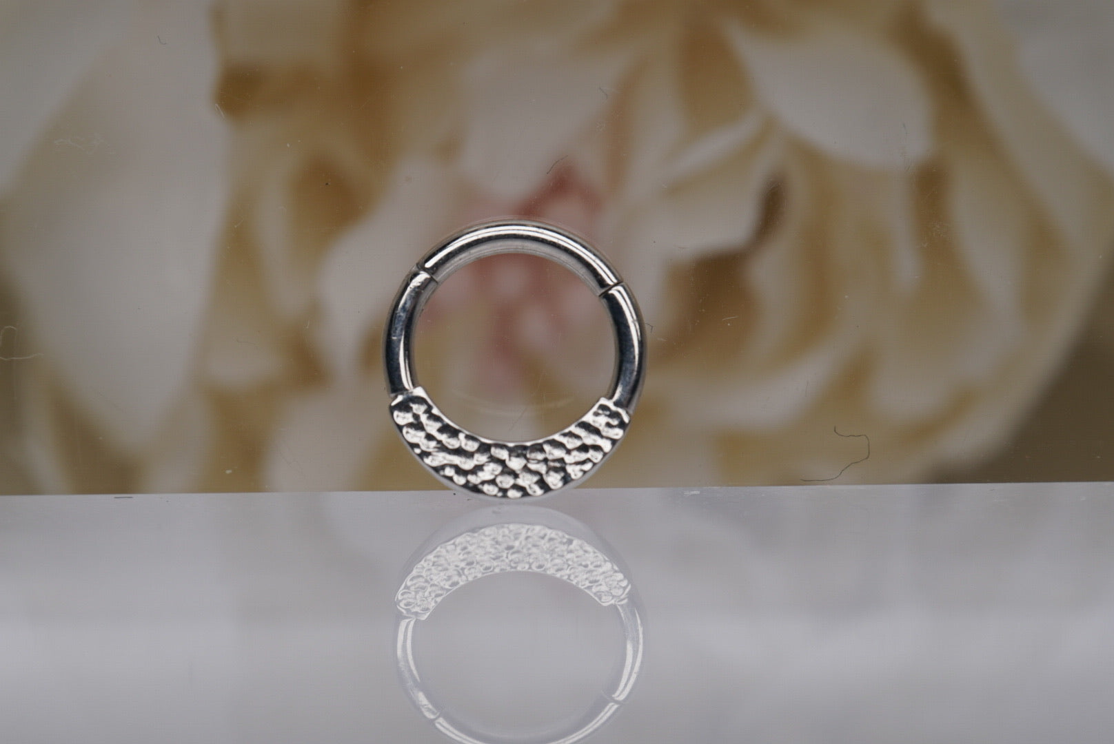 Hammered Clicker in White Gold