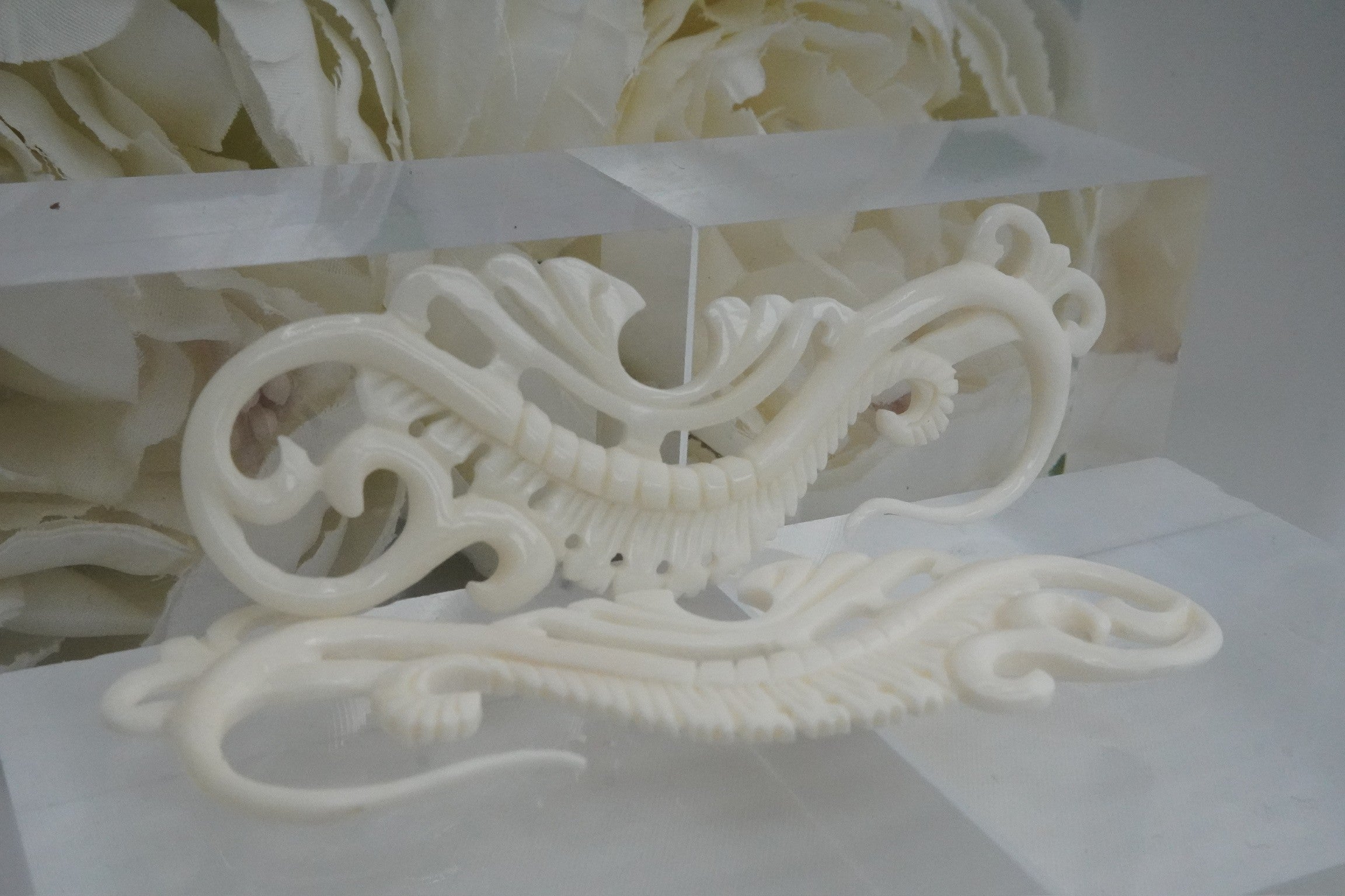 Filigree Seahorses in White Horn - 10g