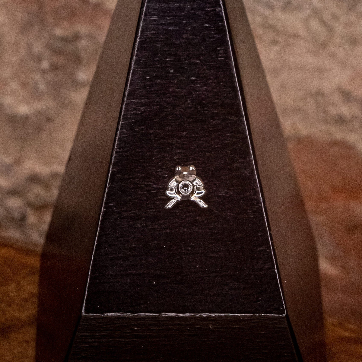 Frog in Gold in white gold with white crystals