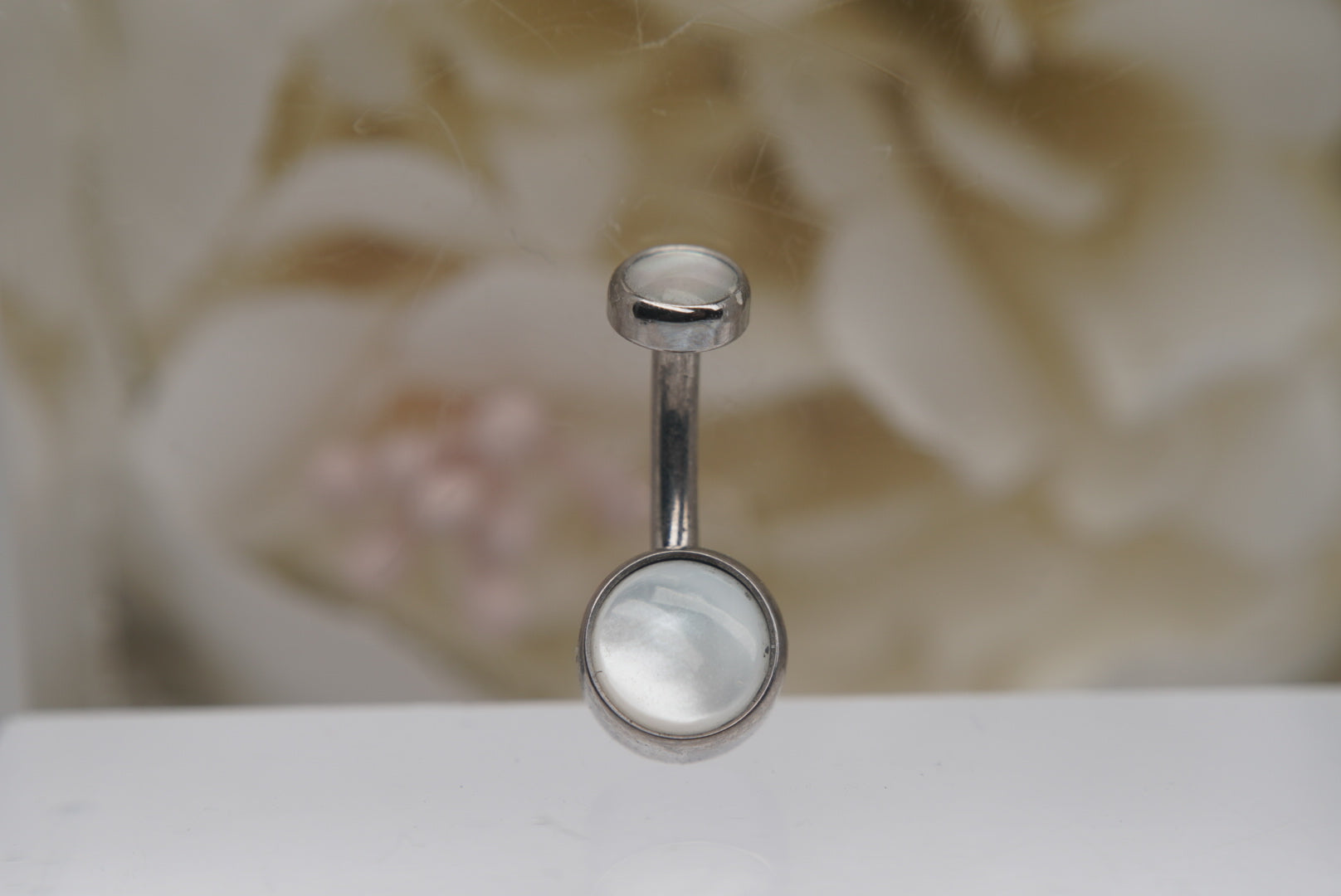 White Mother of Pearl Navel in a Bezel Setting (4mm/6mm)