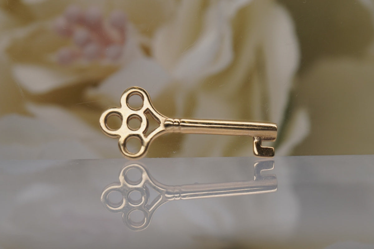 Skeleton Key in yellow gold