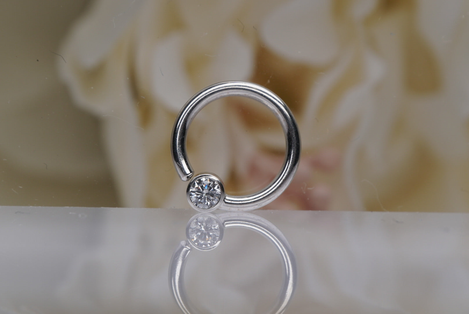 16g Forward Facing Deco Gem Ring in Gold
