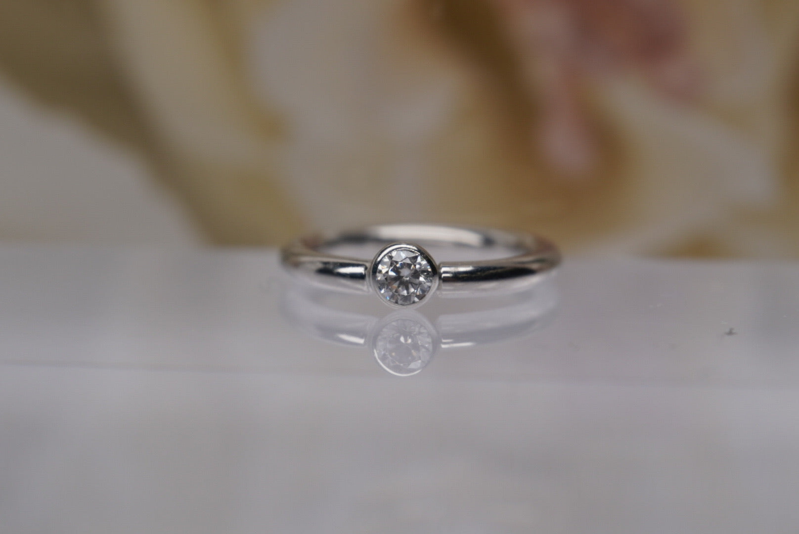 20g Side Facing Gem Ring in Gold