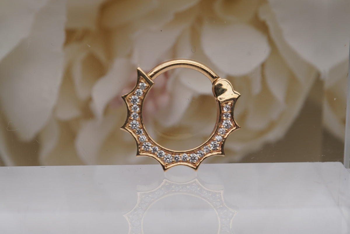 "Web Ring" Clicker in 16g in yellow gold, front view