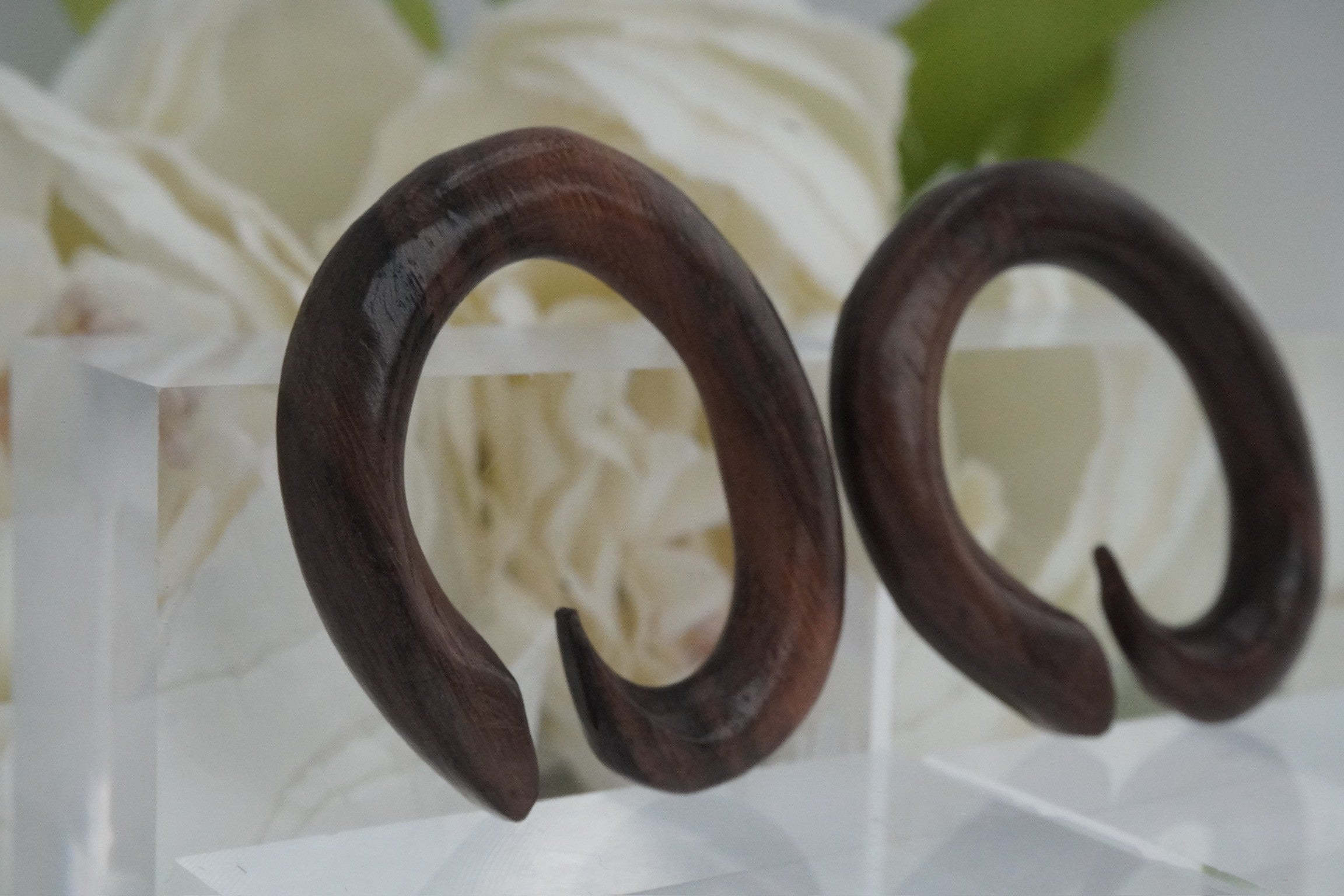 2g Wood Half Spiral Hangers