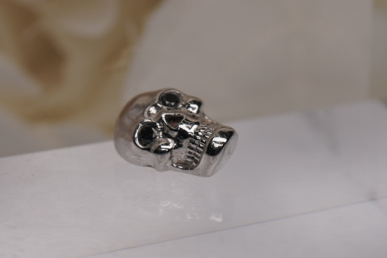 Flat Skull with Black Diamond Eyes- 10mm