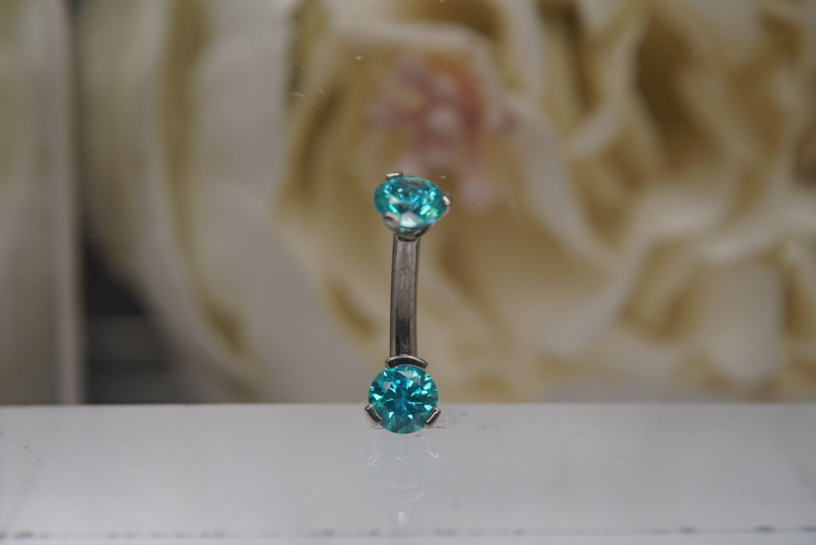 Mint Green Crystal Navel in a Prong Setting (4mm/4mm)