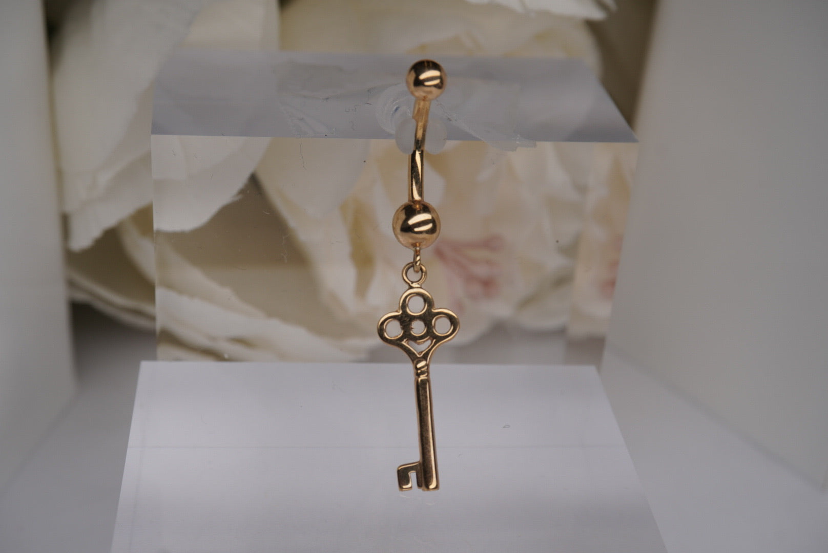 Skeleton Key Hanging Navel in Yellow Gold