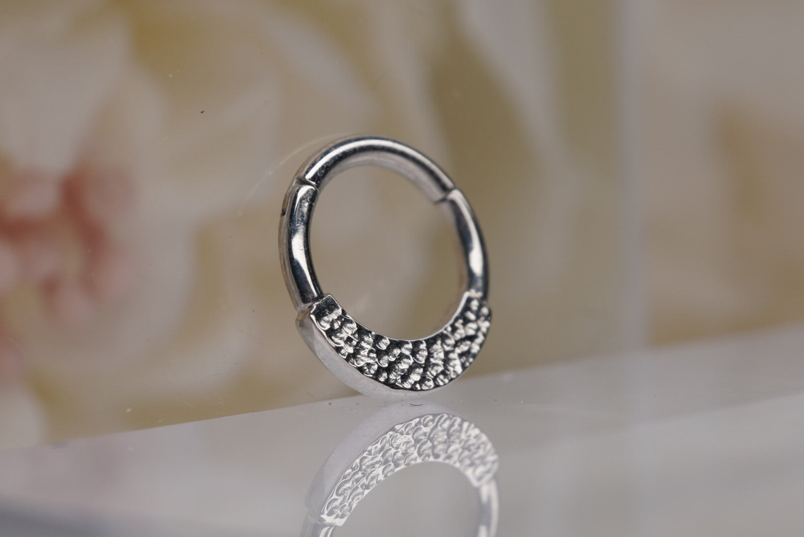 Hammered Clicker in White Gold