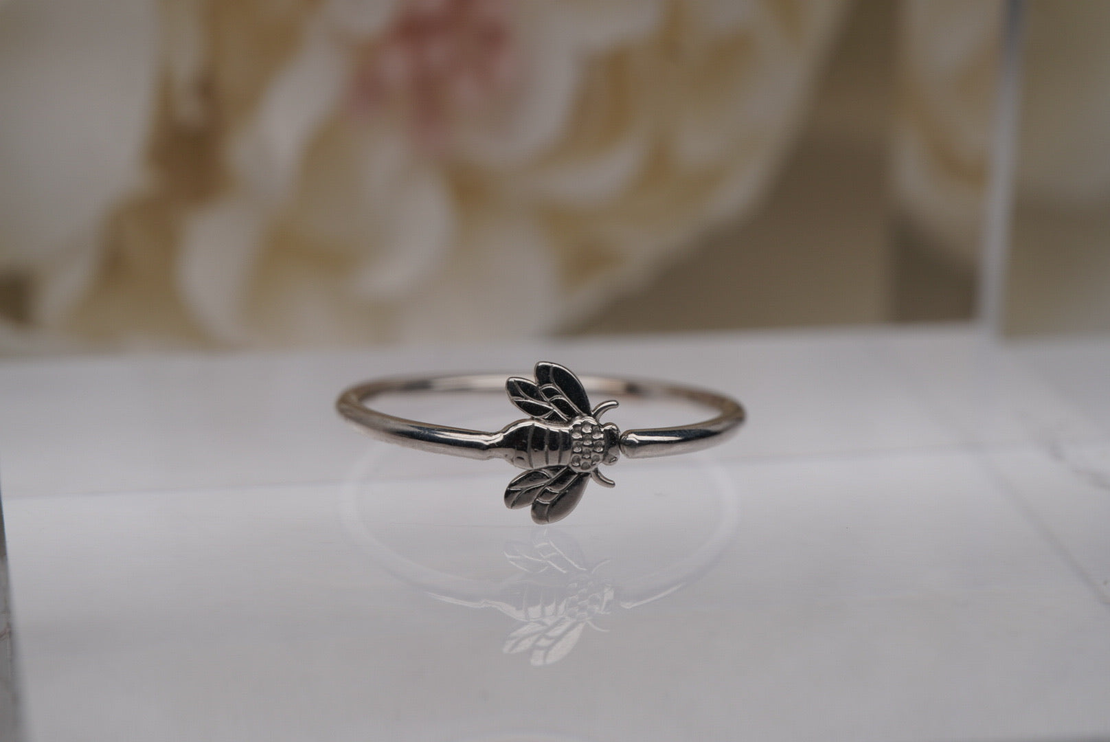 Bee Seamless Ring in White Gold