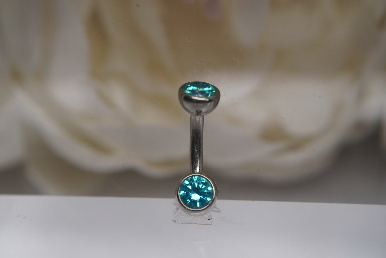Mint Green Crystal Navel in a Bezel Setting (4mm/4mm)