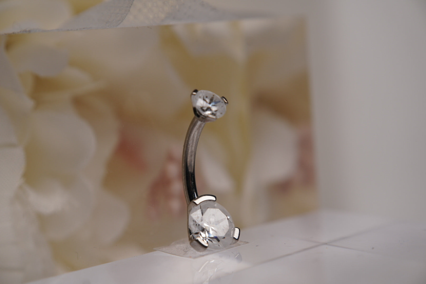 Geo Star Crystal Navel in a Prong Setting (4mm/6mm)