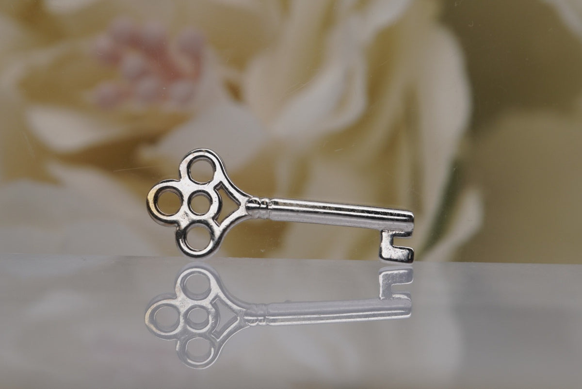 Skeleton Key in white gold