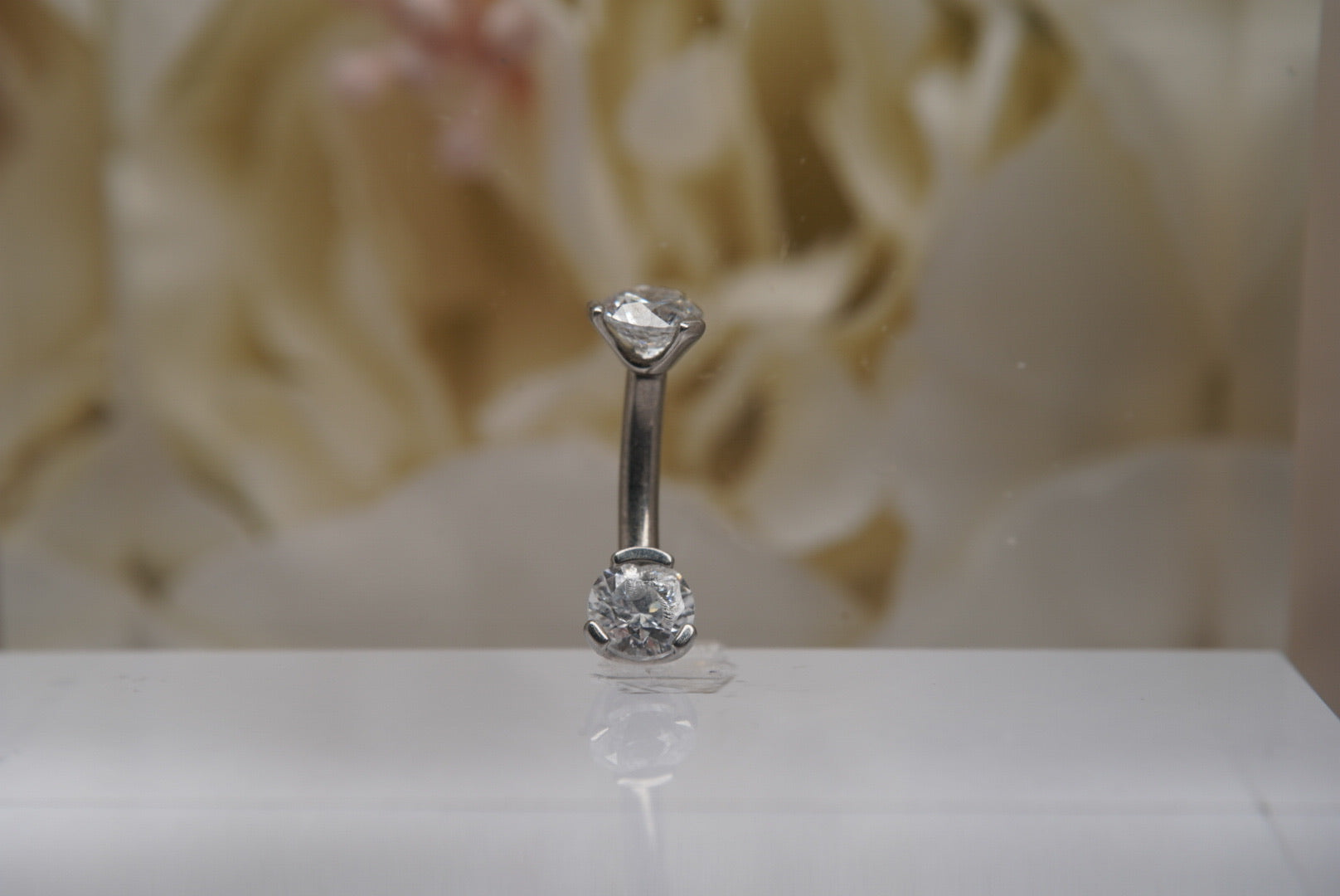 White Crystal Navel in a Prong Setting (4mm/4mm)