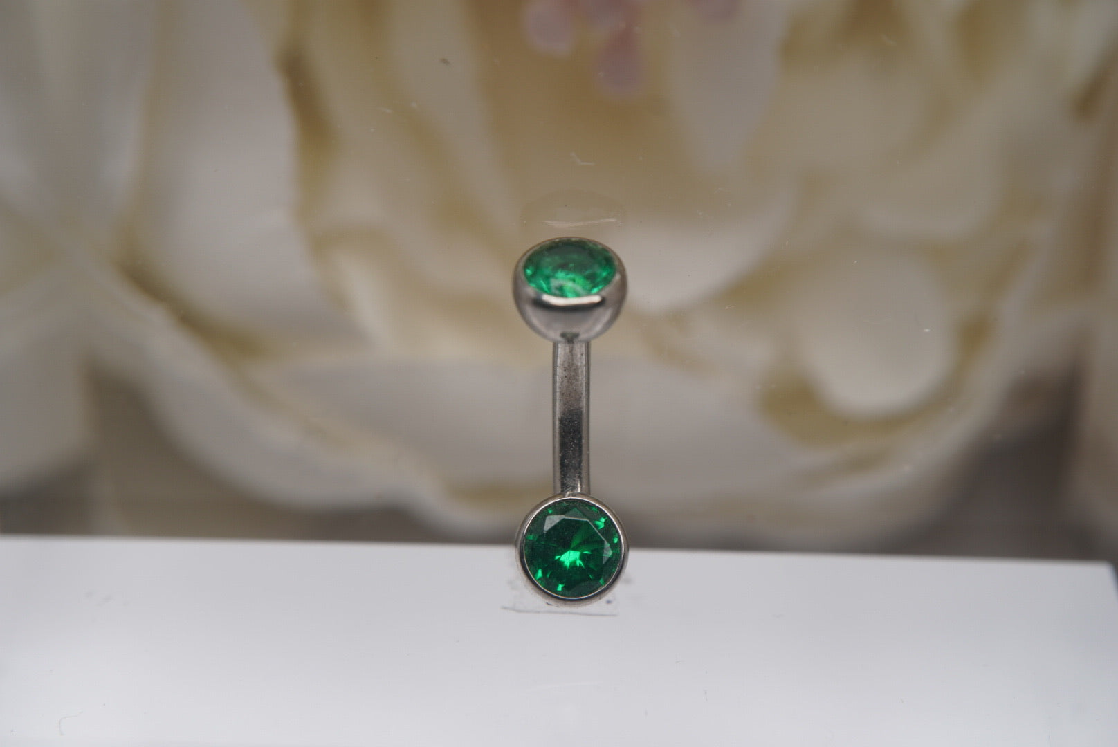 Green Crystal Navel in a Bezel Setting (4mm/4mm)