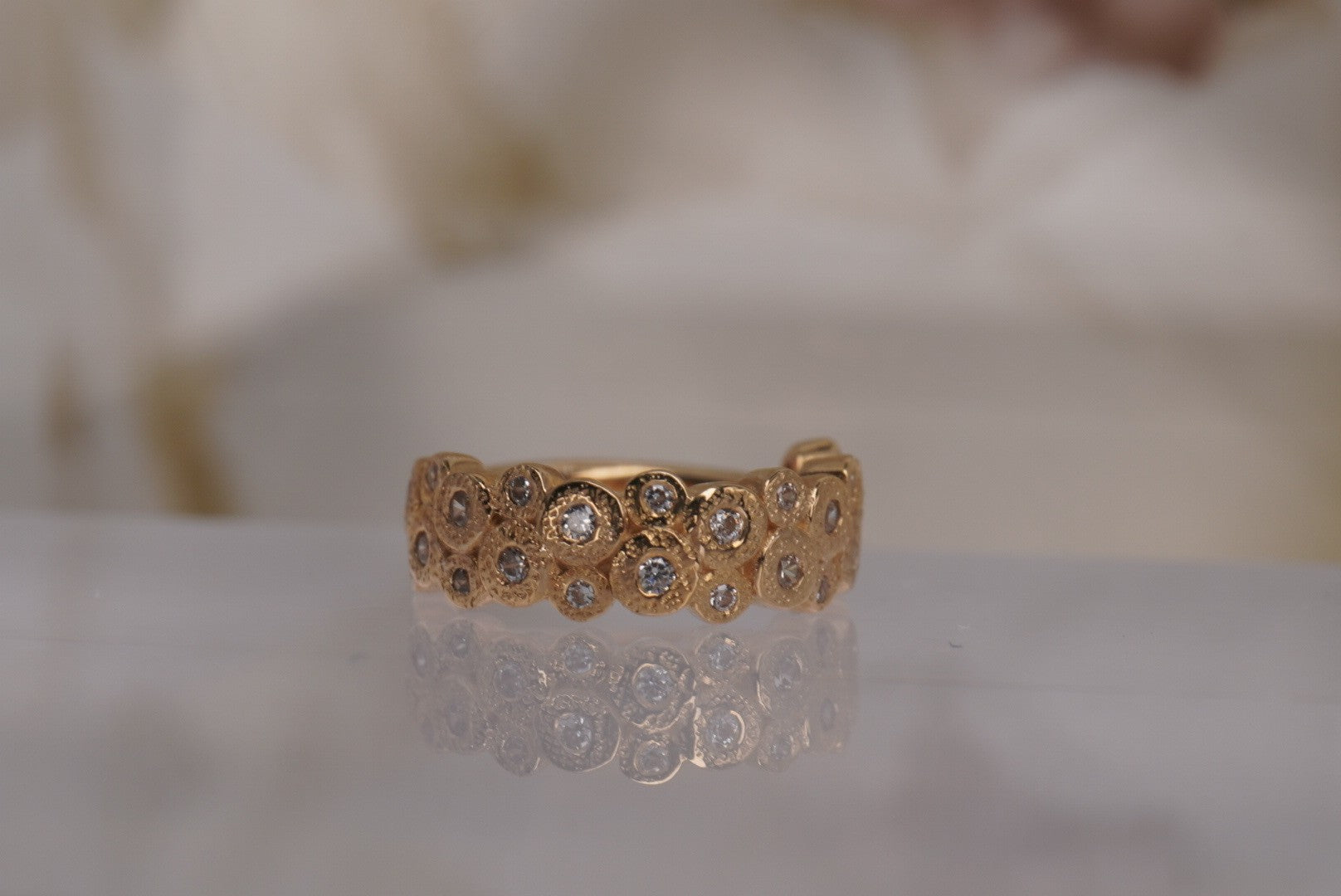 Opulent Clicker in Yellow Gold