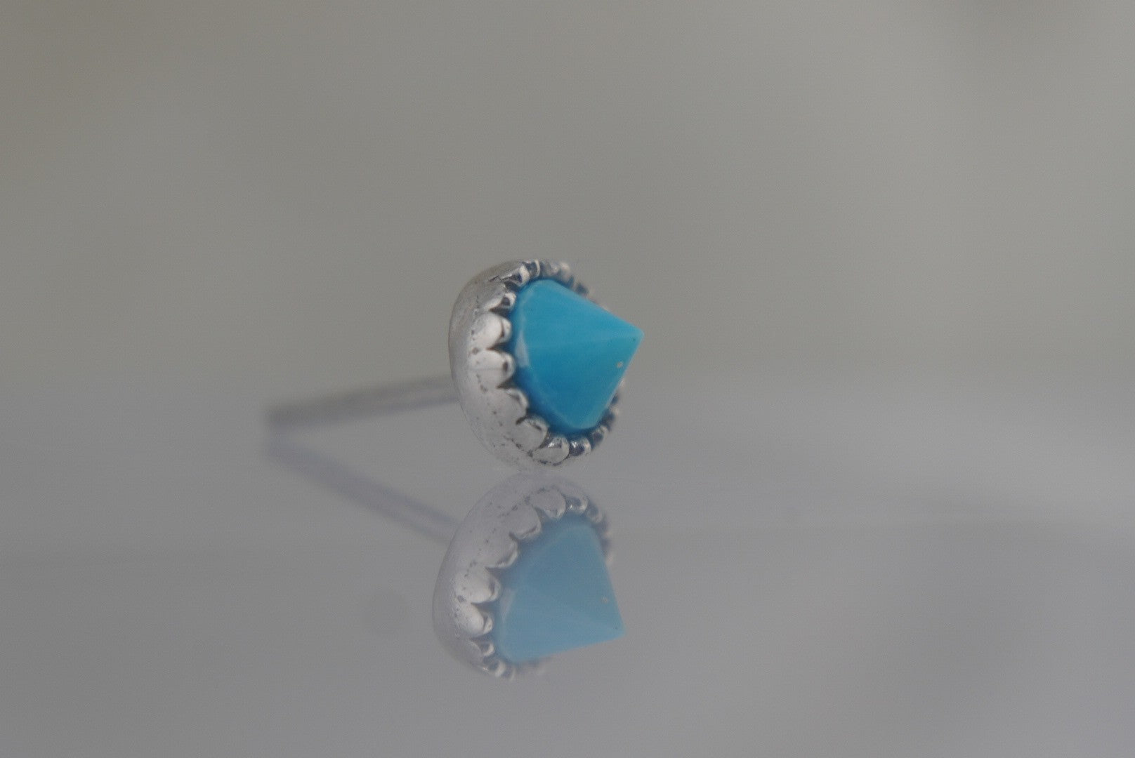 Round Accent Bezel Reverse Set in Turquoise