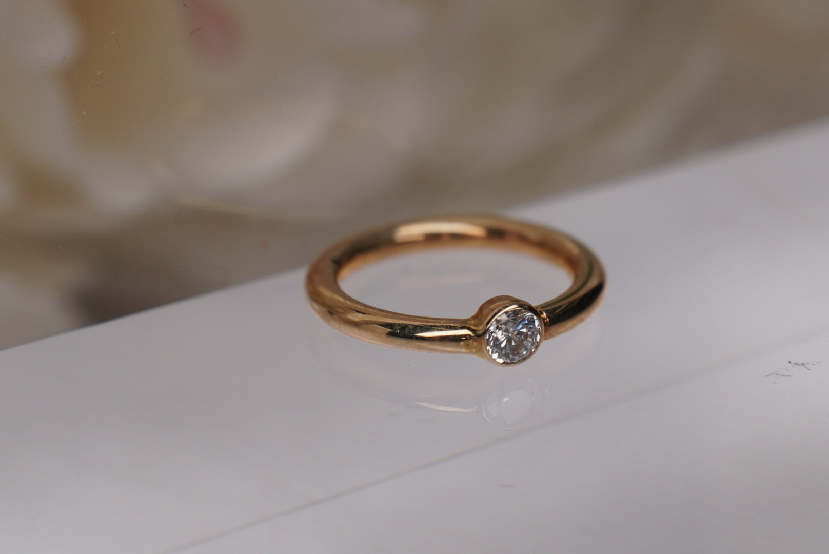 18g Side Facing Gem Ring in Gold