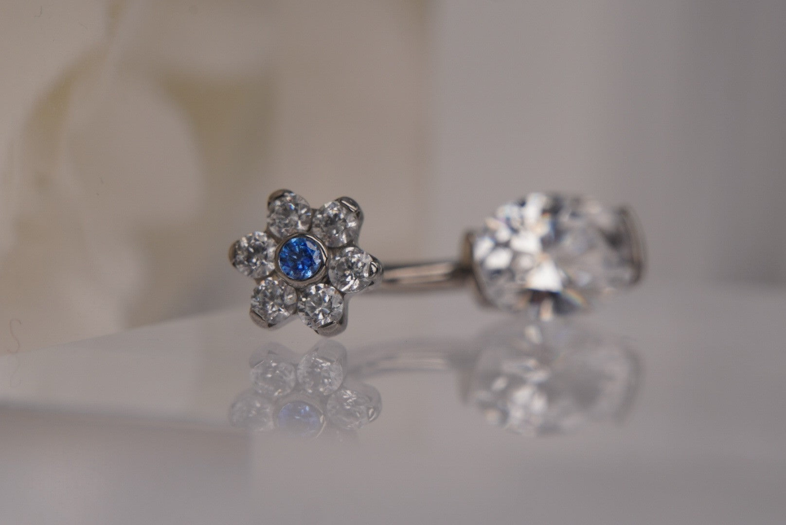 White and Arctic Blue Flower Navel in 14g