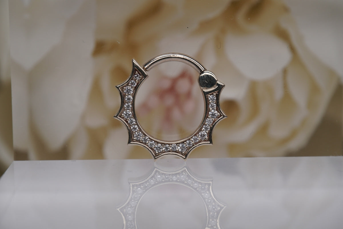 "Web Ring" Clicker in 16g in white gold, front view