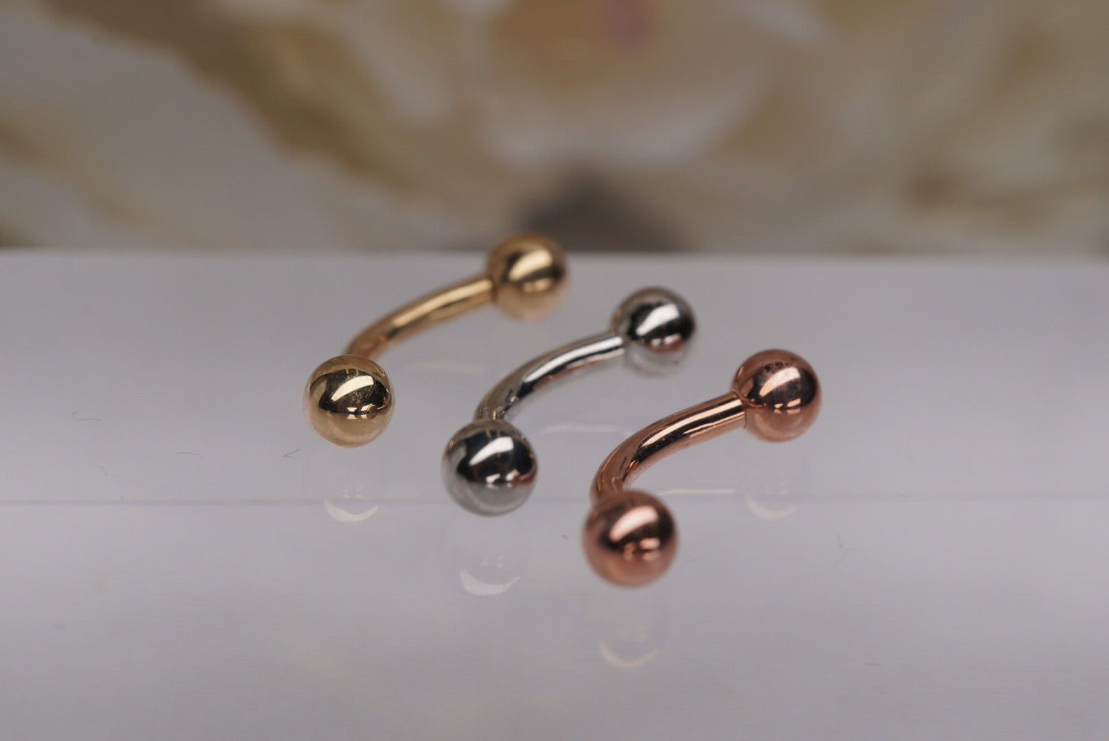 Curved Barbell for Navel in Yellow Gold