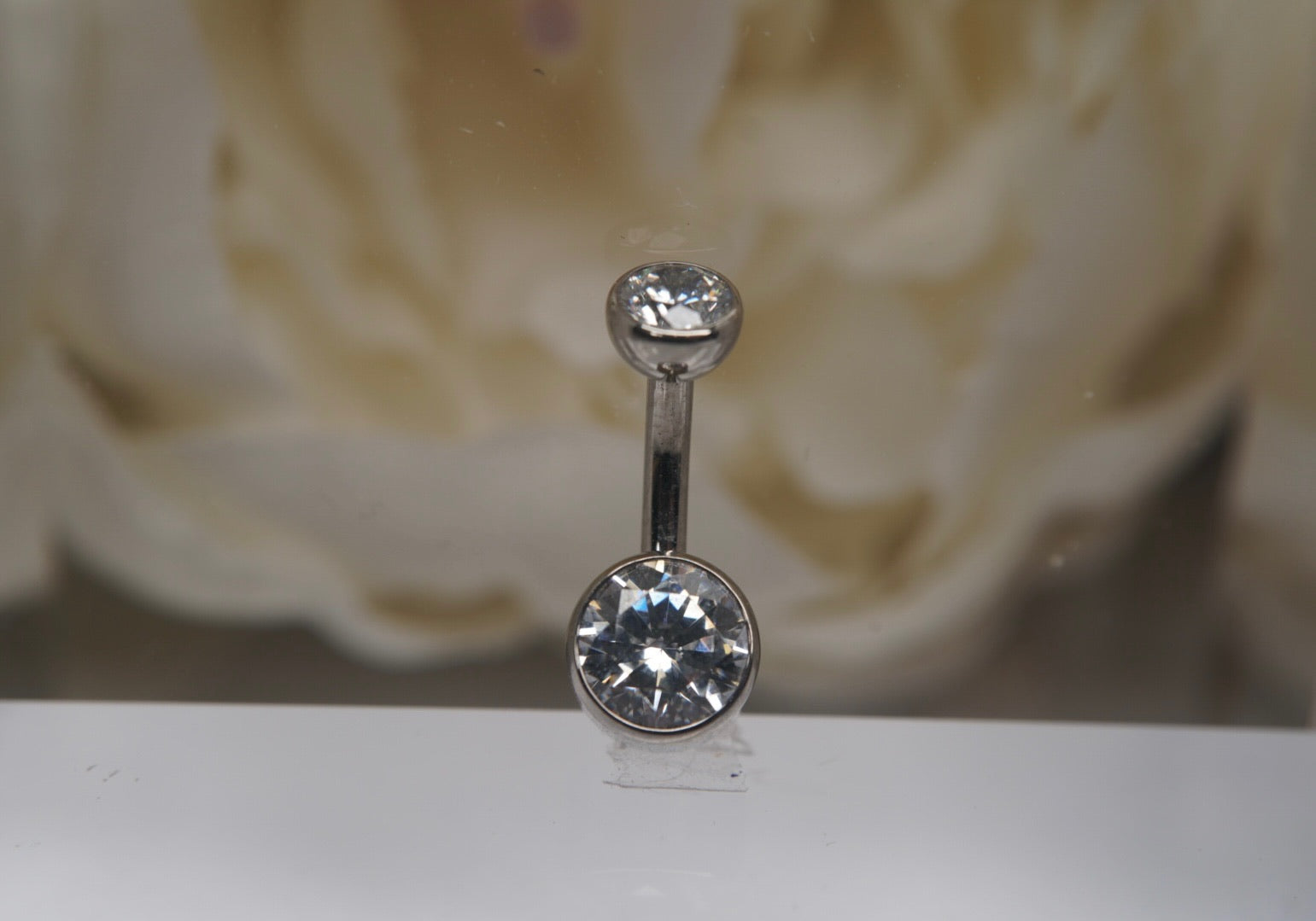 White Crystal Navel in a Bezel Setting (4mm/6mm)