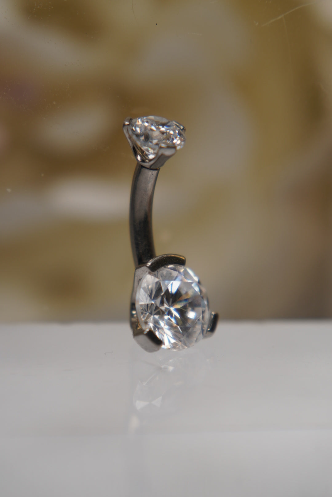 White Crystal Navel in a Prong Setting (4mm/6mm)