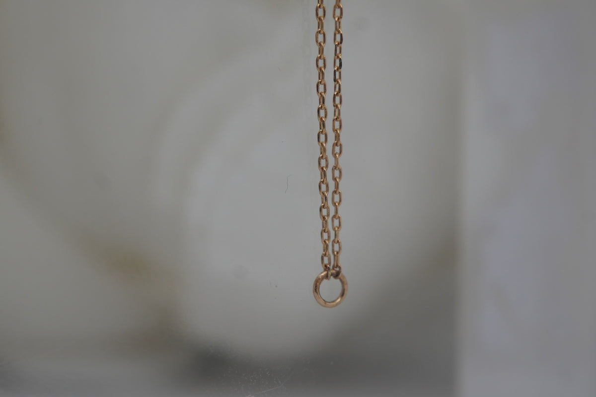 Close-up of the jump ring connecter chain.