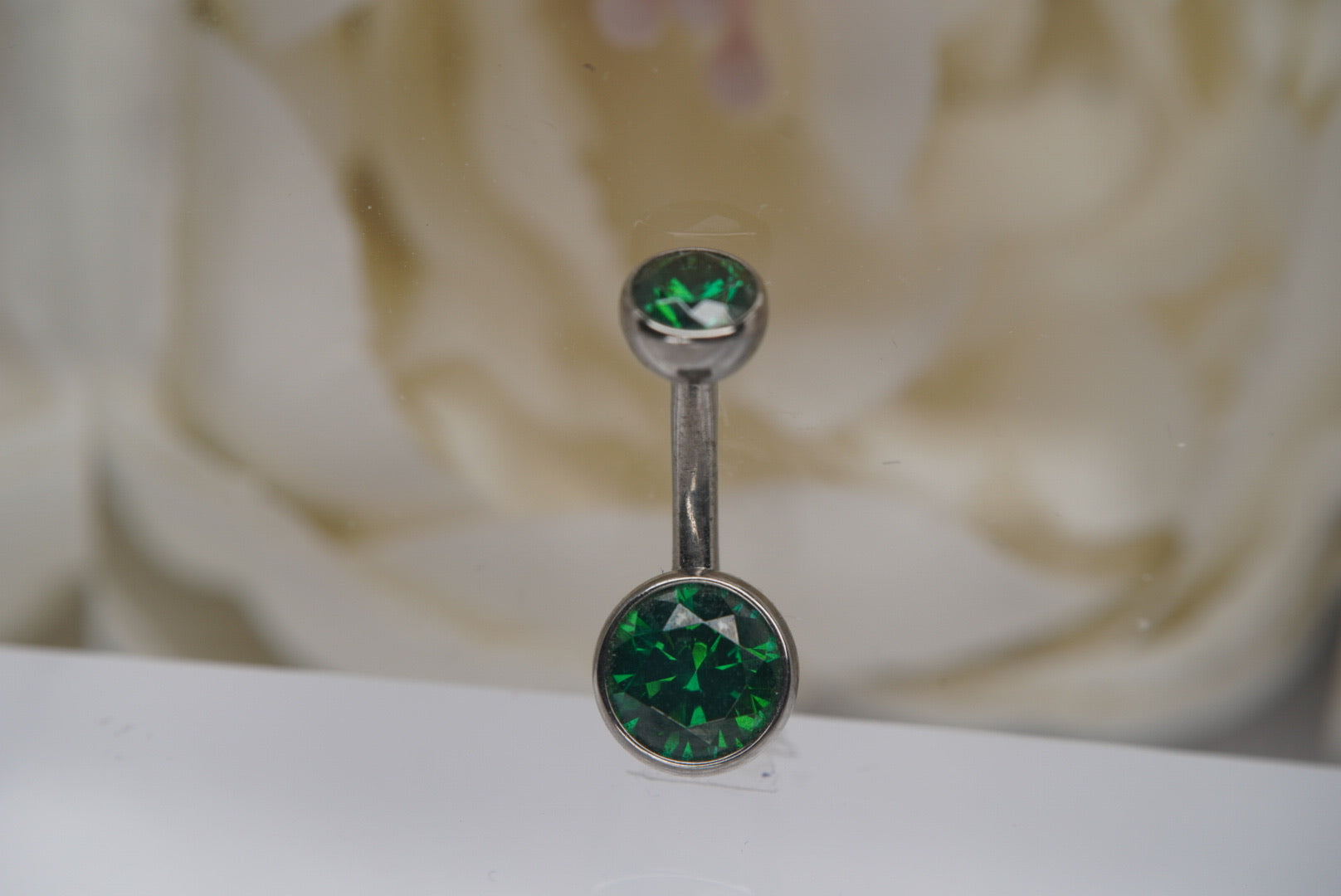 Green Crystal Navel in a Bezel Setting (4mm/6mm)