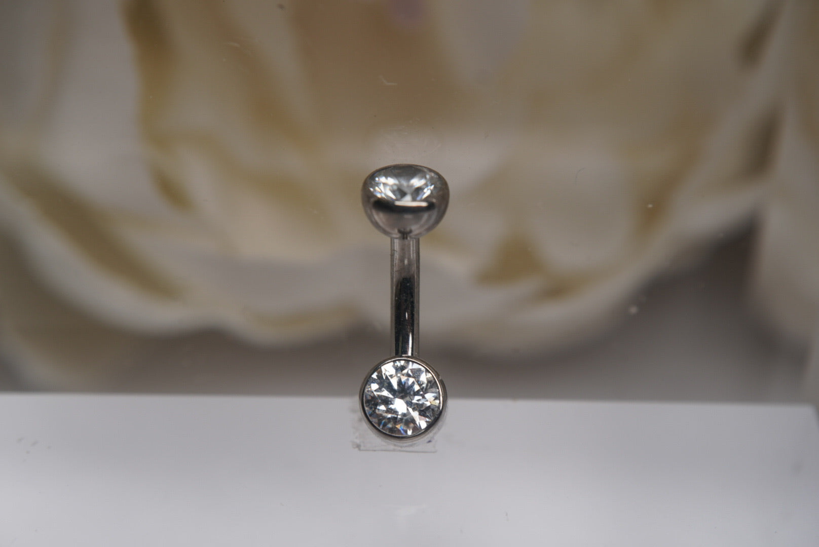 White Crystal Navel in a Bezel Setting (4mm/4mm)