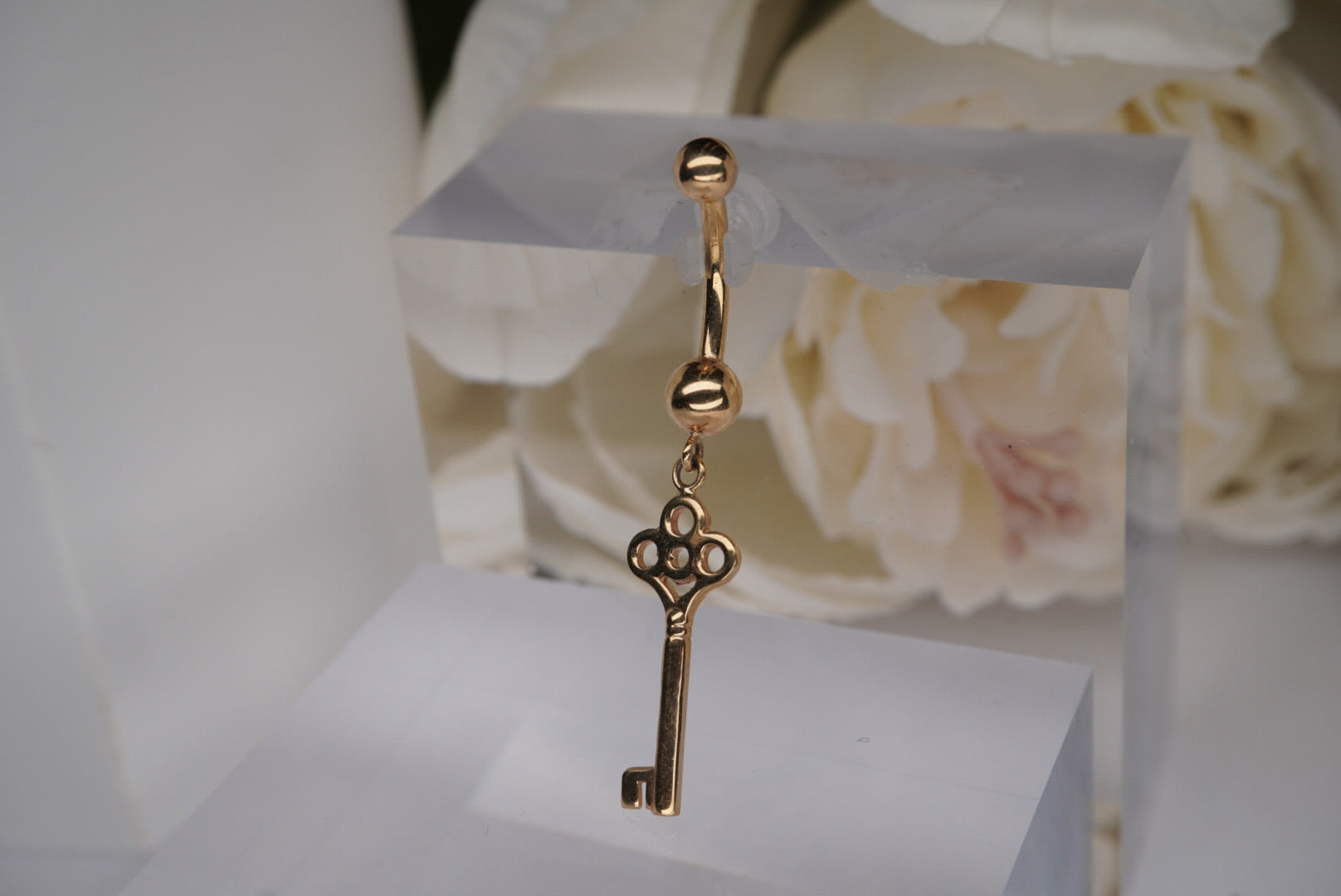Skeleton Key Hanging Navel in Yellow Gold