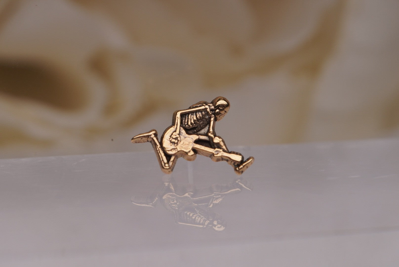 SkeleGuitar in Gold