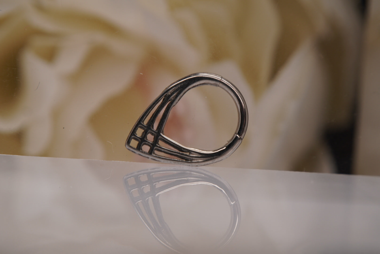 Corset V Clicker in Titanium