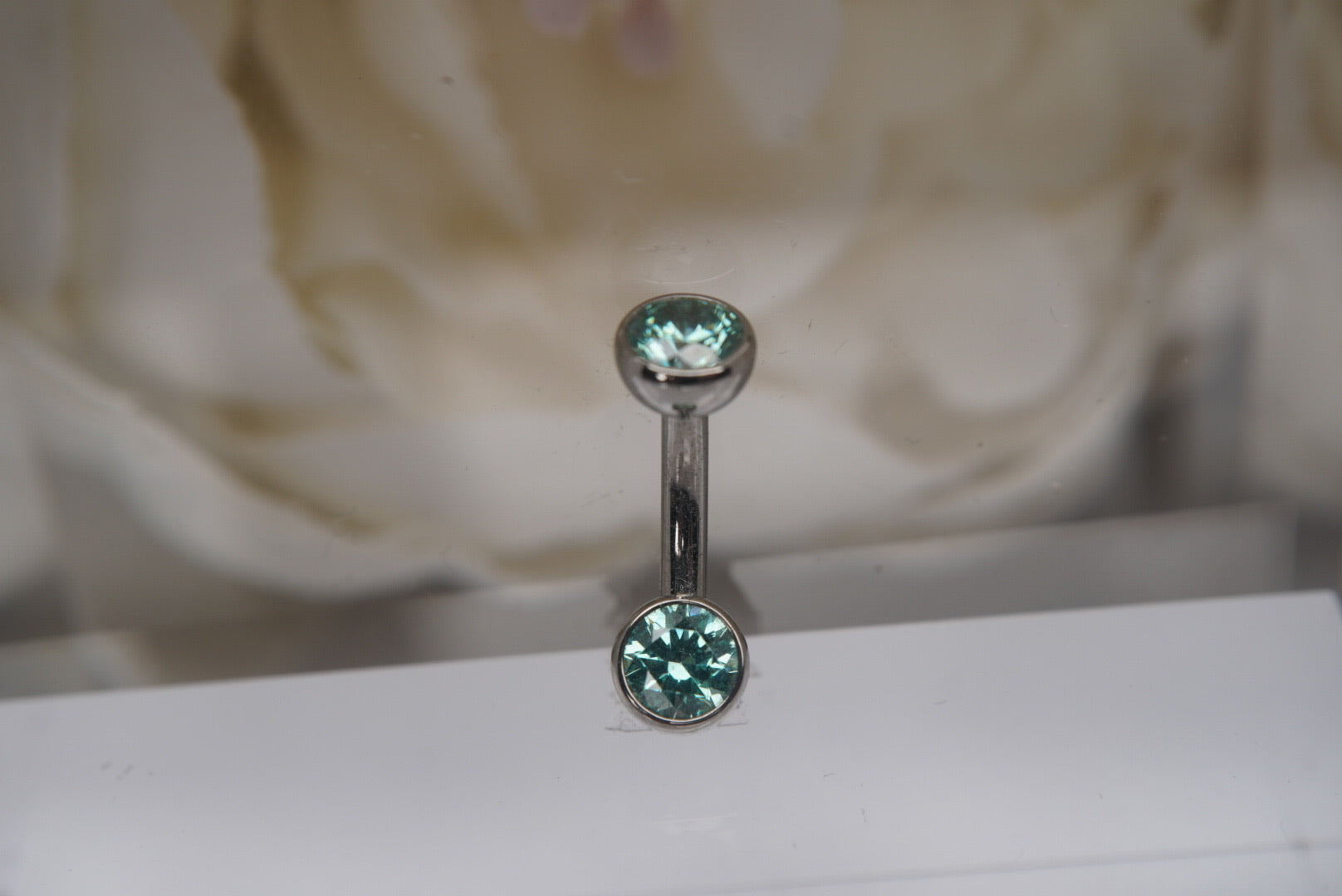 Fancy Light Green Crystal Navel in a Bezel Setting (4mm/4mm)