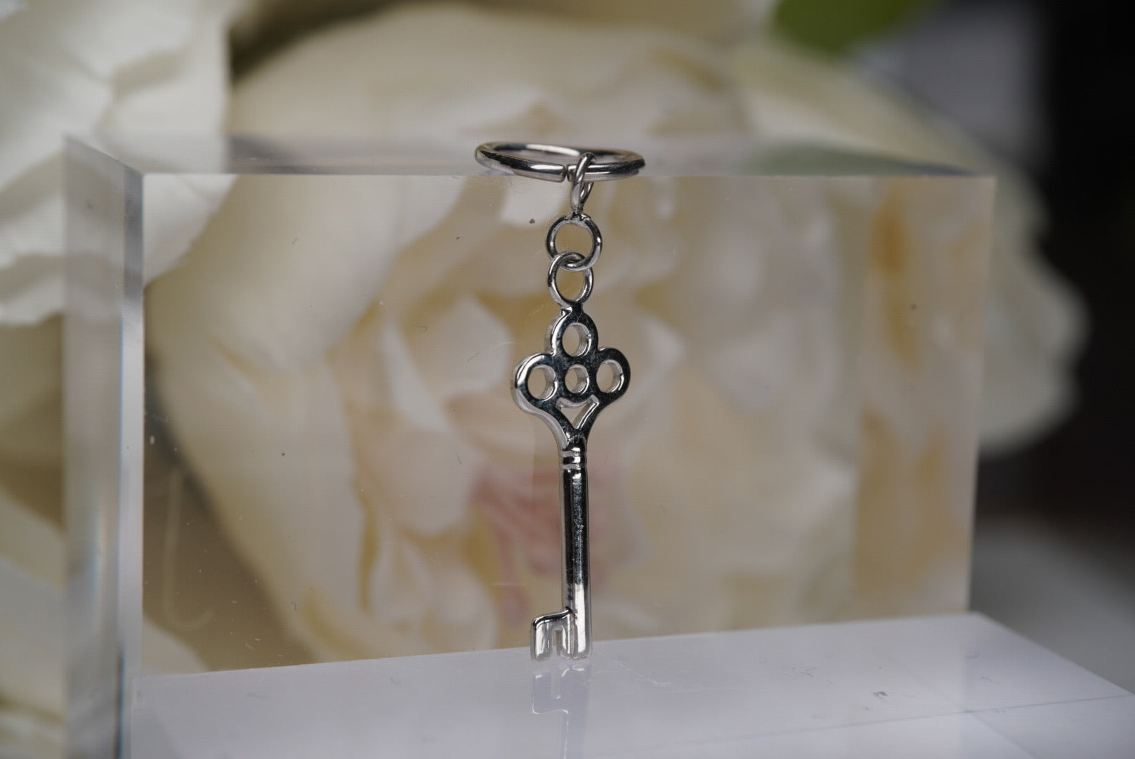 Skeleton Key in White Gold with Jump Rings