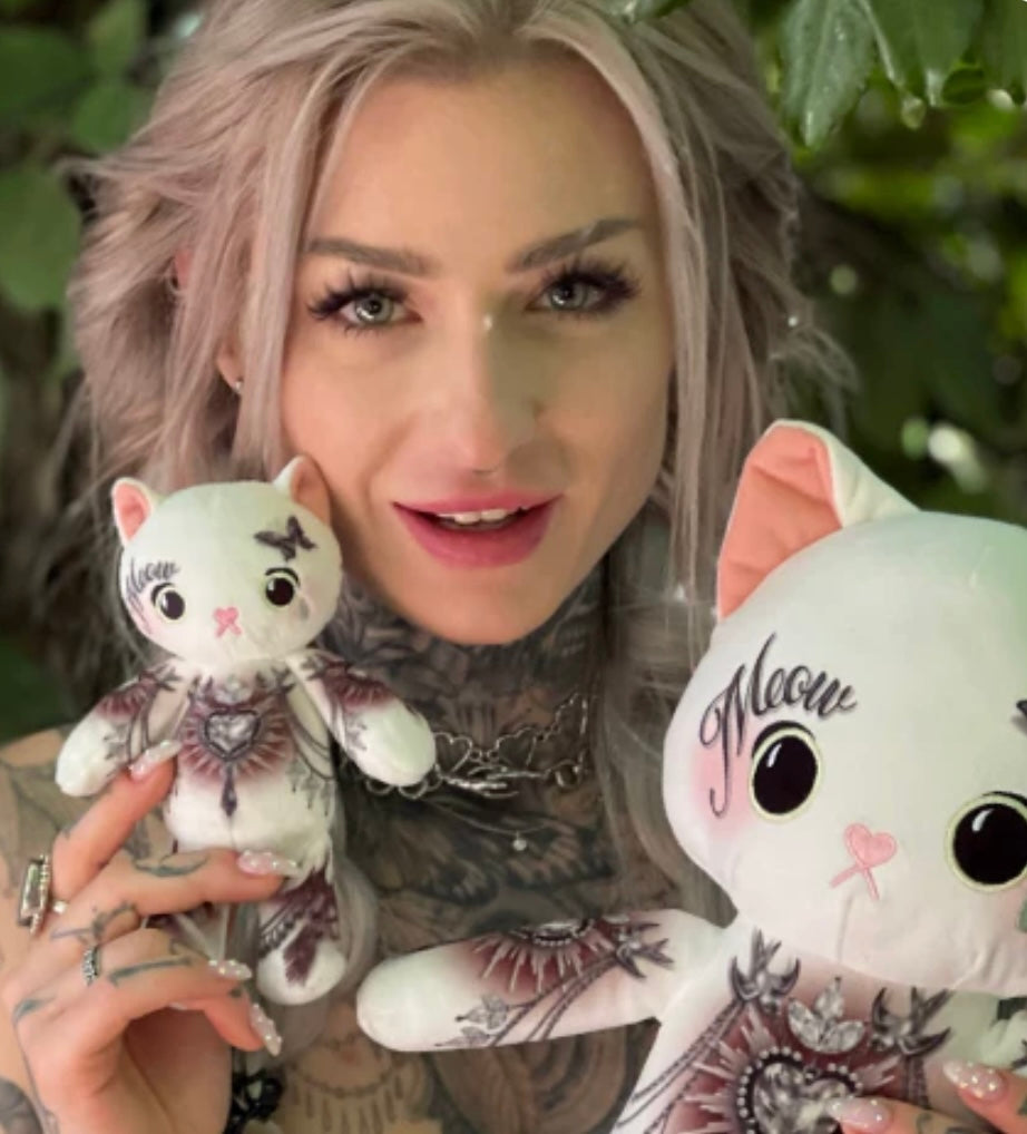 Omnia the Clairvoyant Kitty