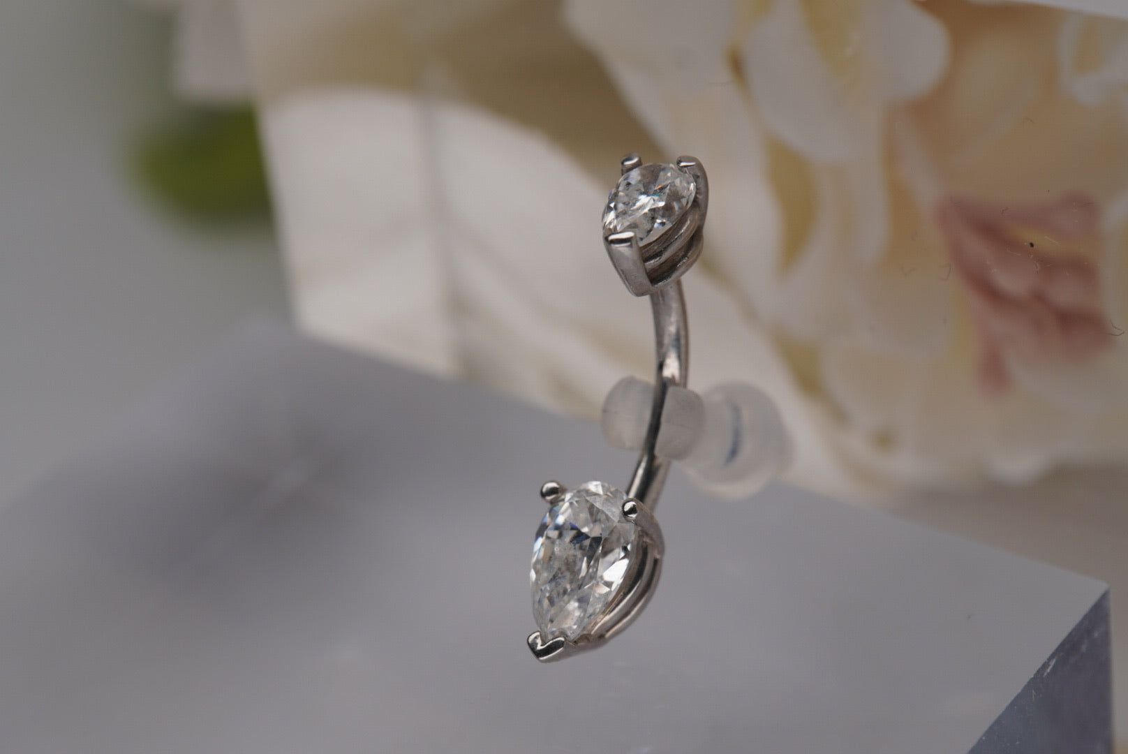 Pear Shaped Navel with White Crystals in White Gold 14g 3/8"
