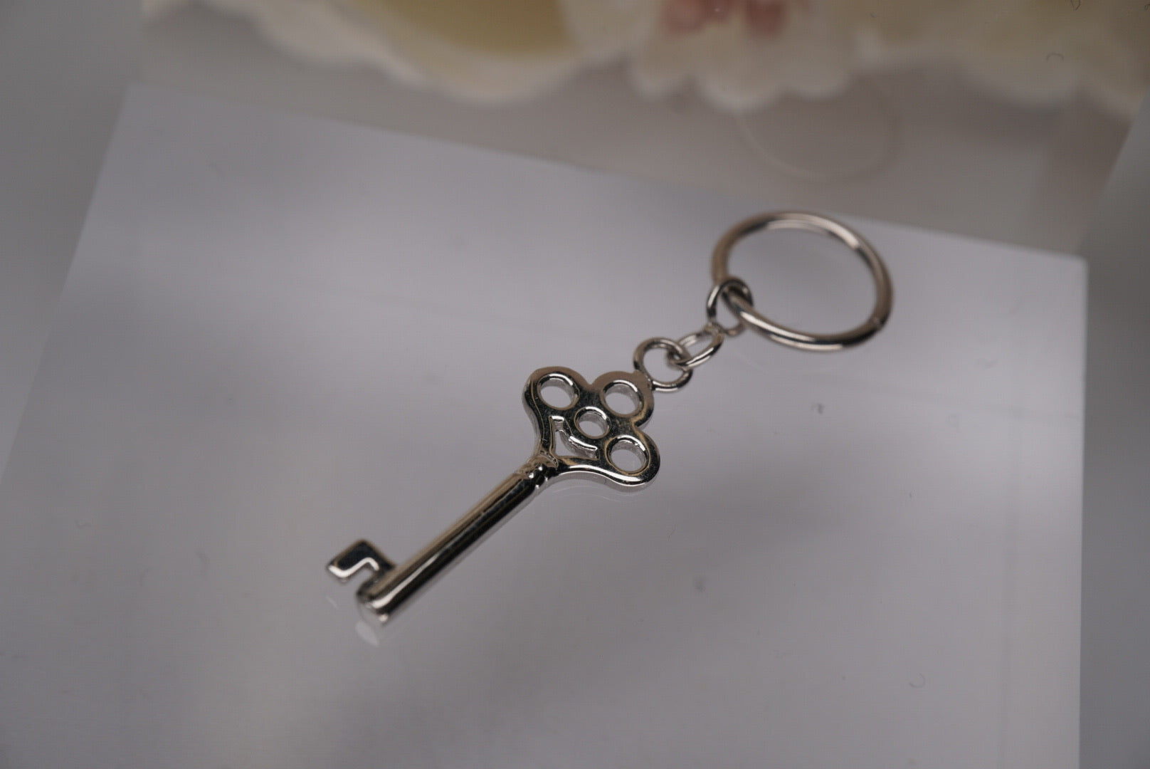 Skeleton Key in White Gold with Jump Rings