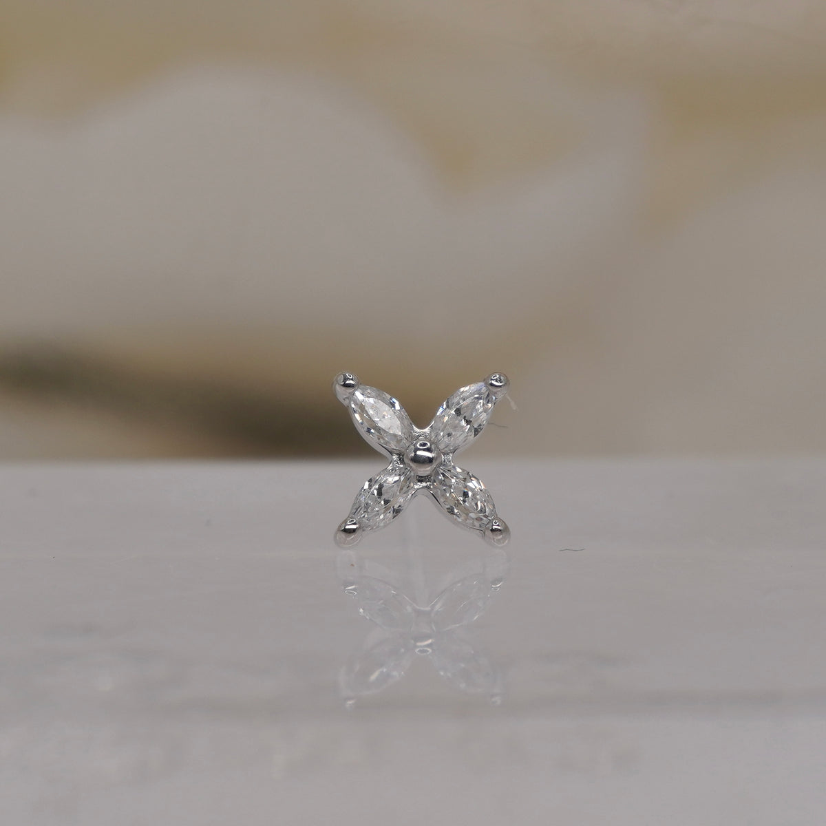 Front view of the Atmosphere threadless end in 14k white gold.