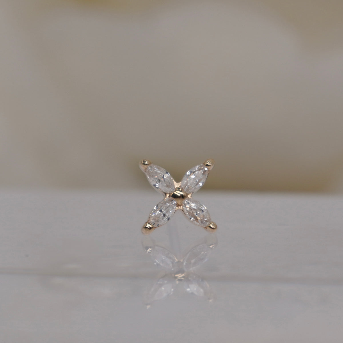 Front view of the Atmosphere threadless end in 14k yellow gold.