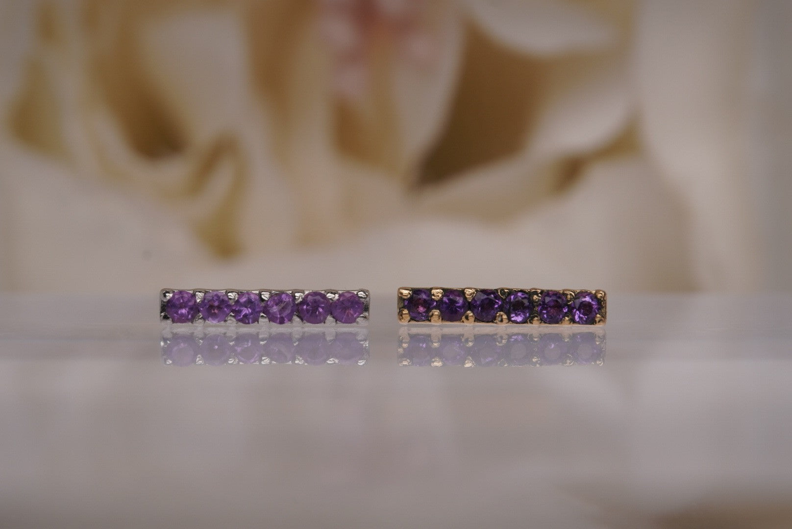 Rail Pin in Gold with Amethyst