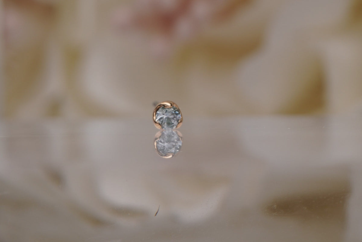 Anatometal 18k YELLOW Gold 2mm Crystal in a PRONG set. angled view