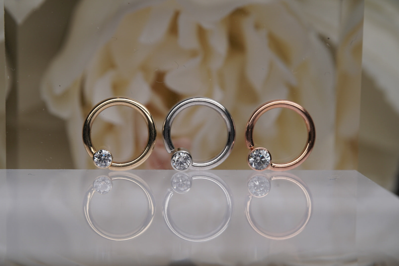 18g Forward Facing Deco Gem Ring in Gold