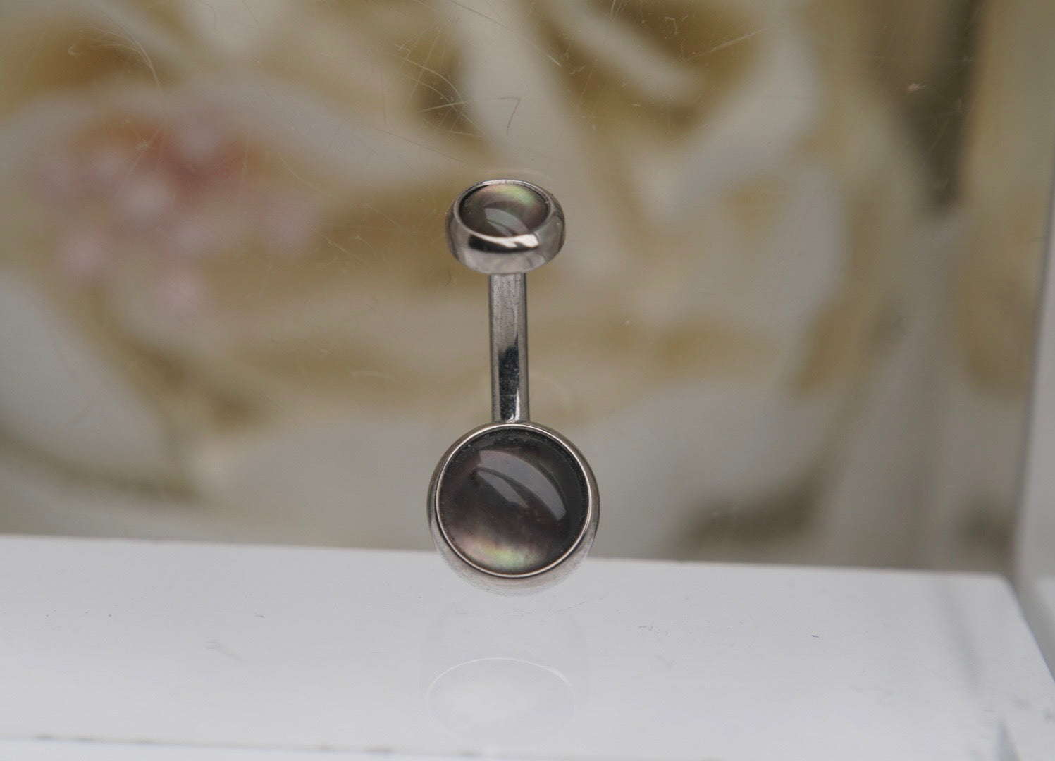 Black Mother of Pearl Navel in a Bezel Setting (4mm/6mm)