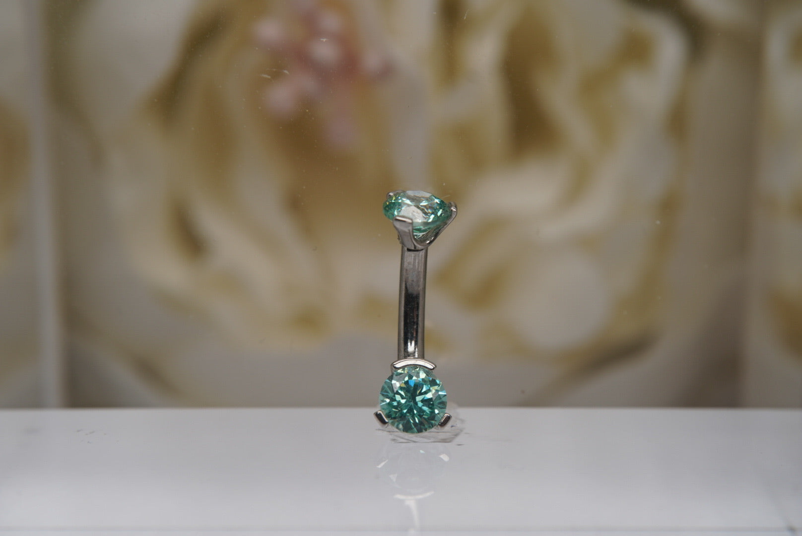 Fancy Light Green Crystal Navel in a Prong Setting (4mm/4mm)