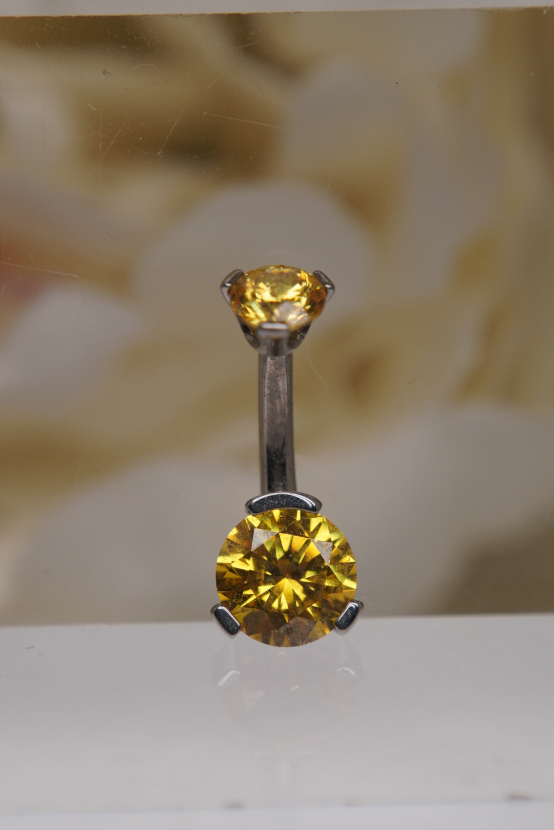 Yellow Crystal Navel in a Prong Setting  (4mm/6mm)